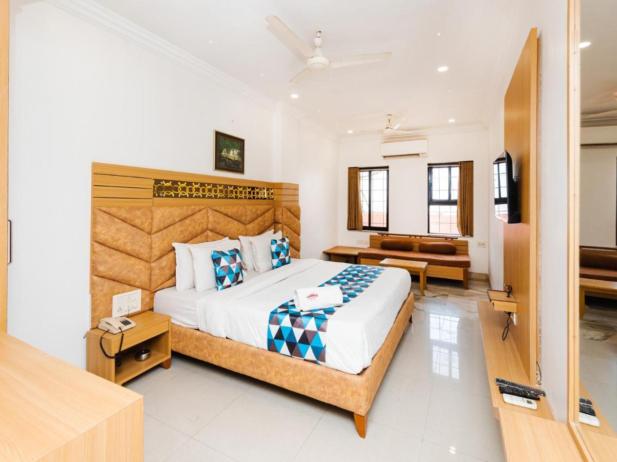 Hotel Galaxy Surat Exterior foto