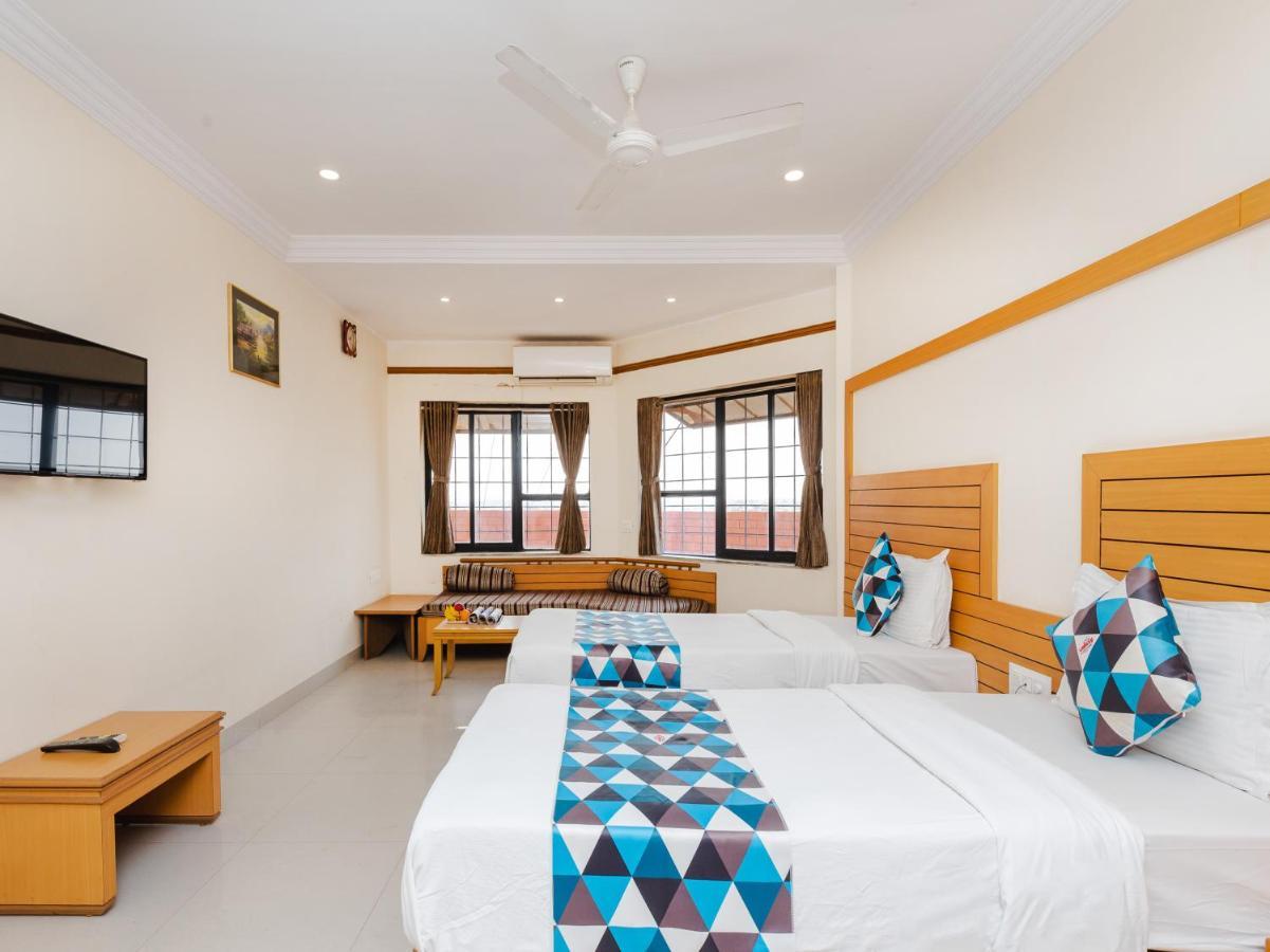 Hotel Galaxy Surat Exterior foto
