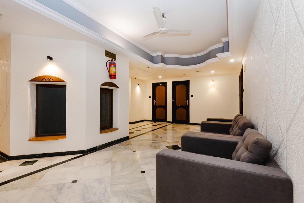 Hotel Galaxy Surat Exterior foto