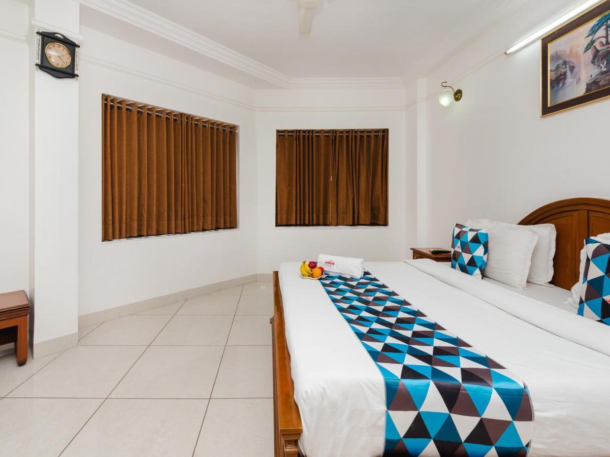 Hotel Galaxy Surat Exterior foto