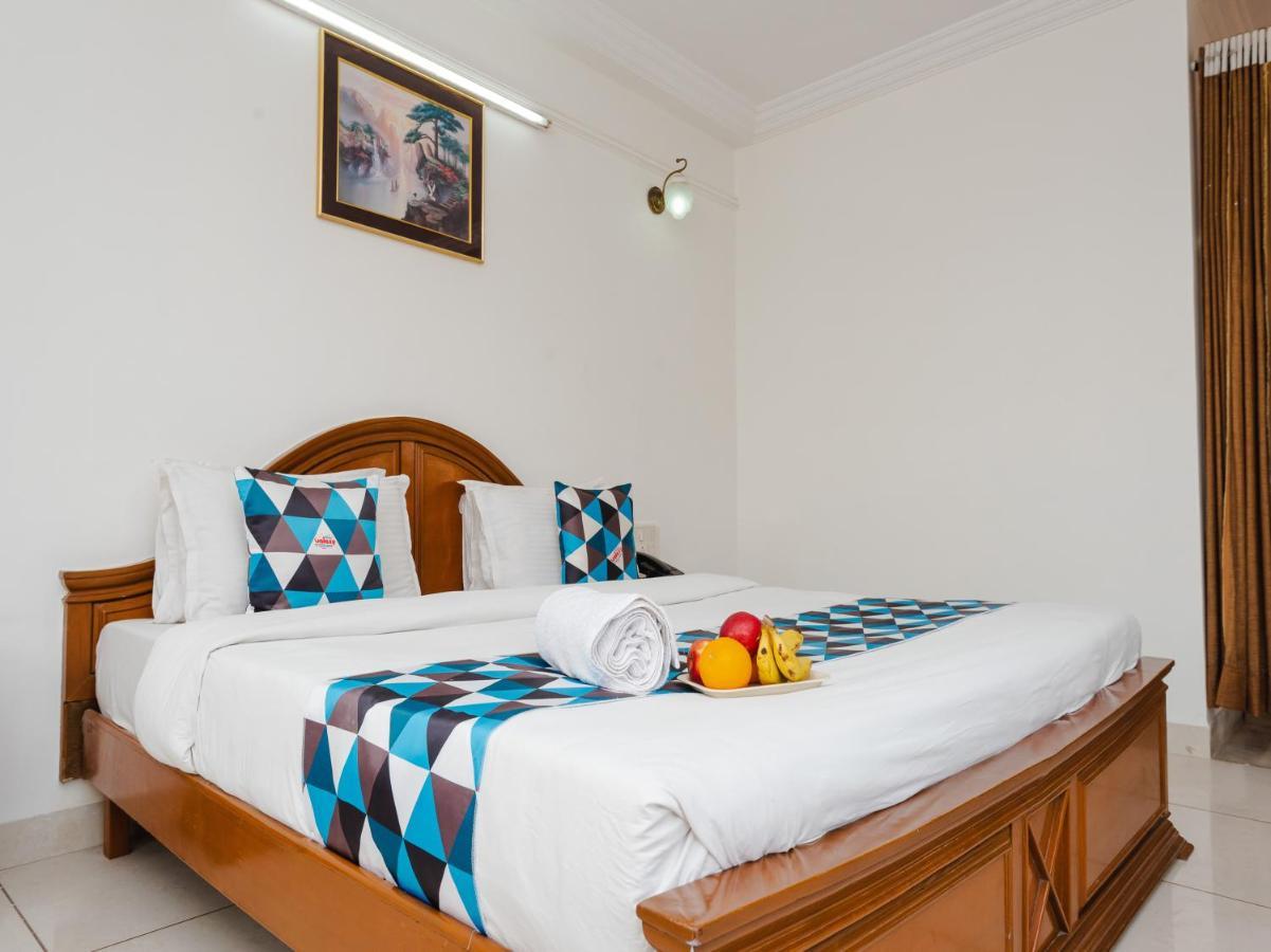 Hotel Galaxy Surat Exterior foto