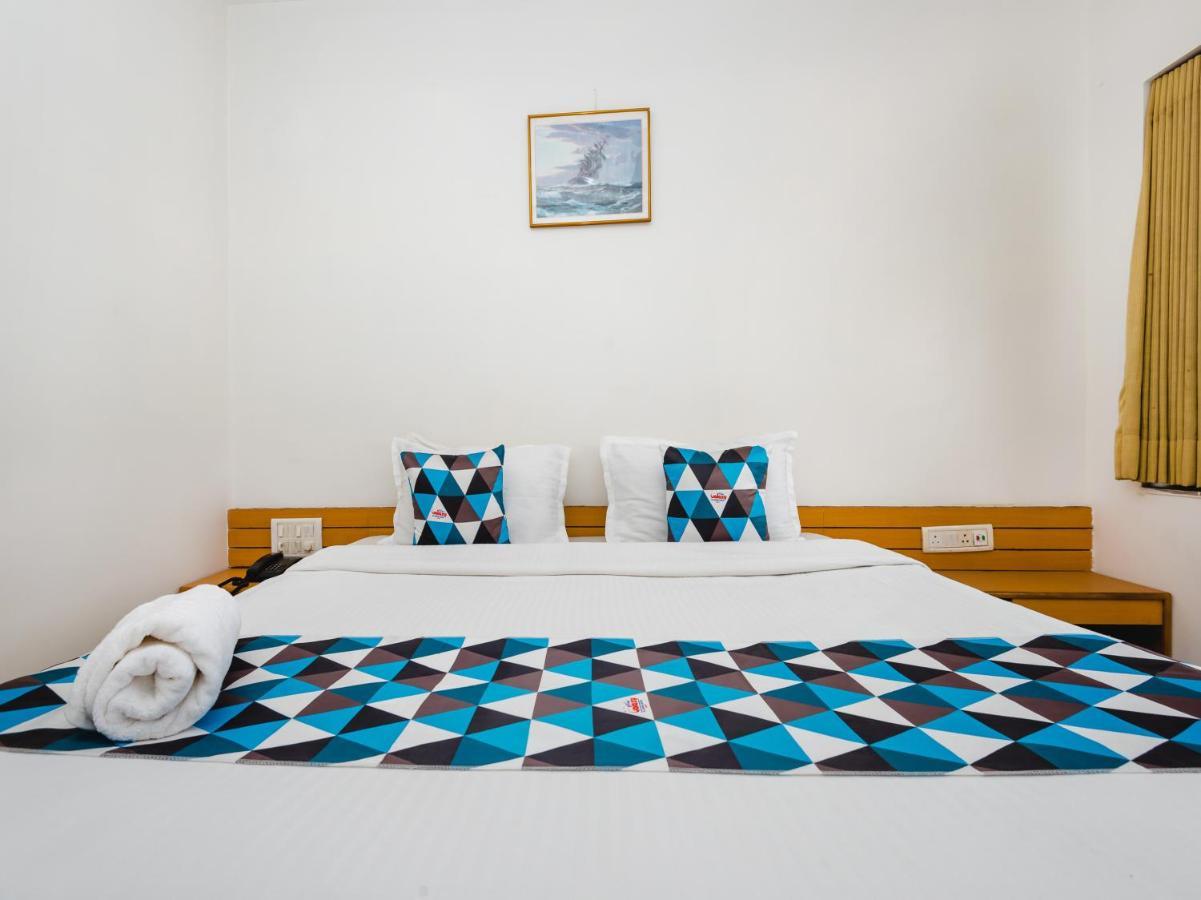 Hotel Galaxy Surat Exterior foto